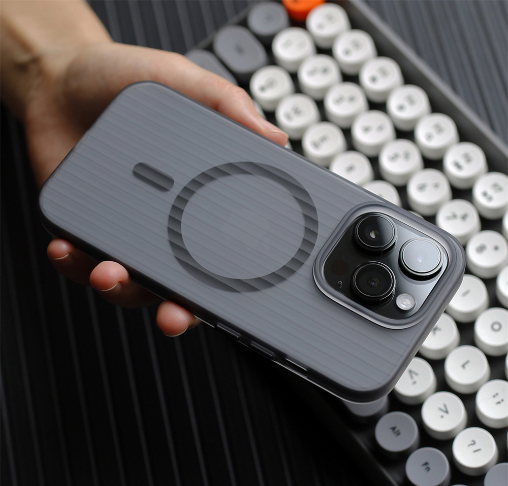 TRANSPARENT IPHONE CASE WITH GEOMETRIC DESIGN AND MAGSAFE